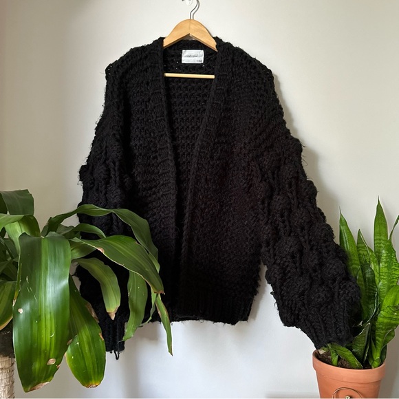 Hand knit chic wish “cuteness on SLEEVES” CHUNKY CARDIGAN IN BLACK - Picture 1 of 8